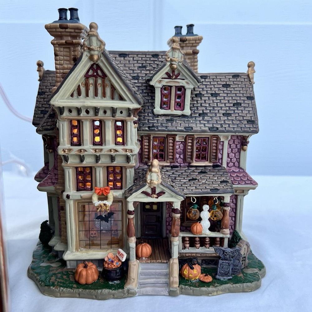 2004 LEMAX Spooky Town Trick or Treaters Haven Lighted House Halloween Village